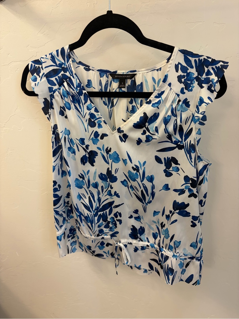 Banana Republic White Floral V-Neck Cap Sleeve Top with Blue Print